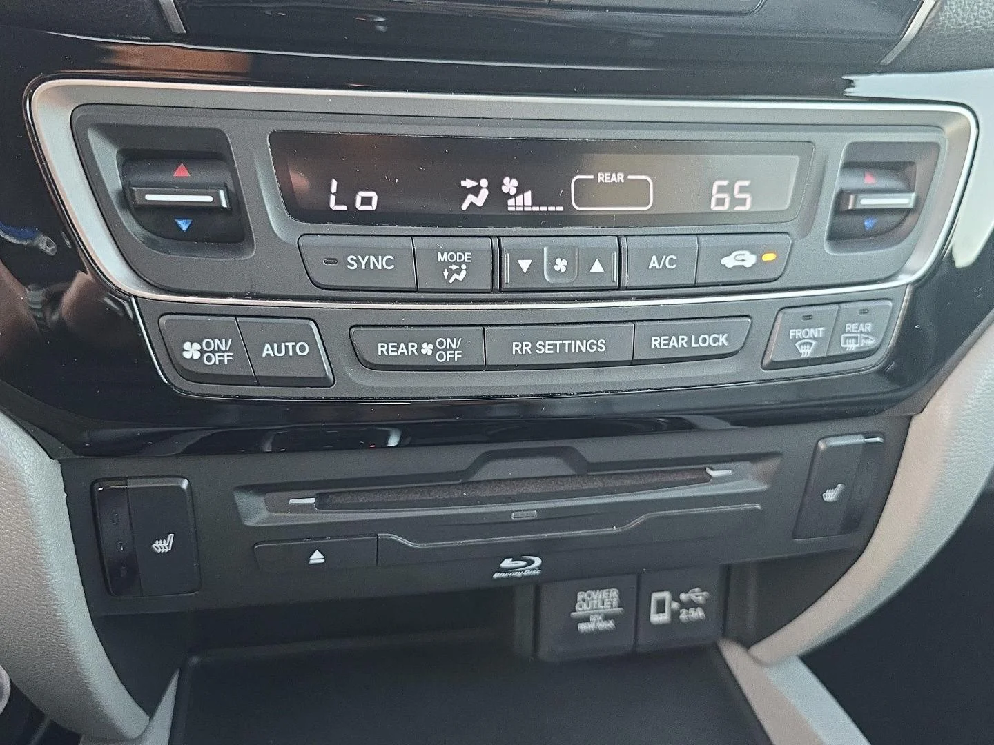Used 2019 Crystal Black Pearl Honda Touring w/Rear Captain