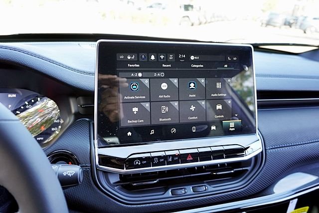 New 2026 Bright White Clearcoat Jeep Latitude image 28