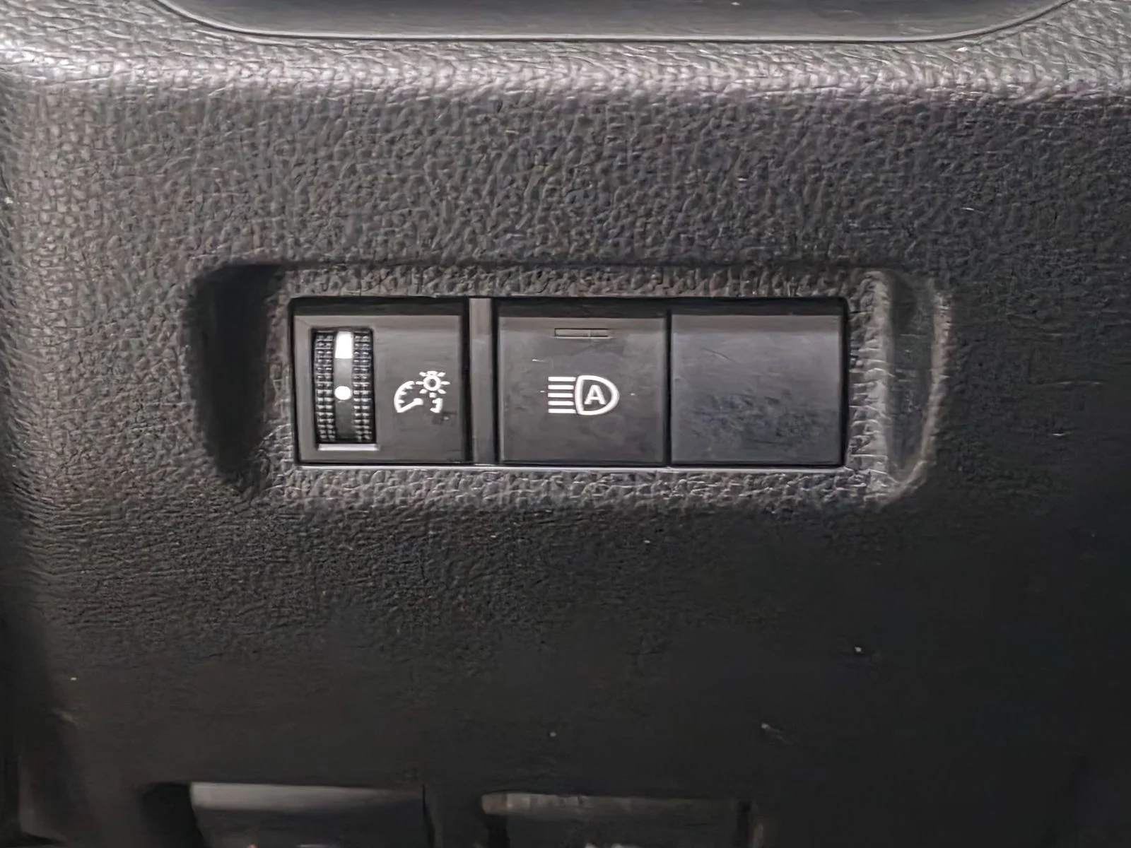 Certified Used 2019 Pearl Toyota LE image 24