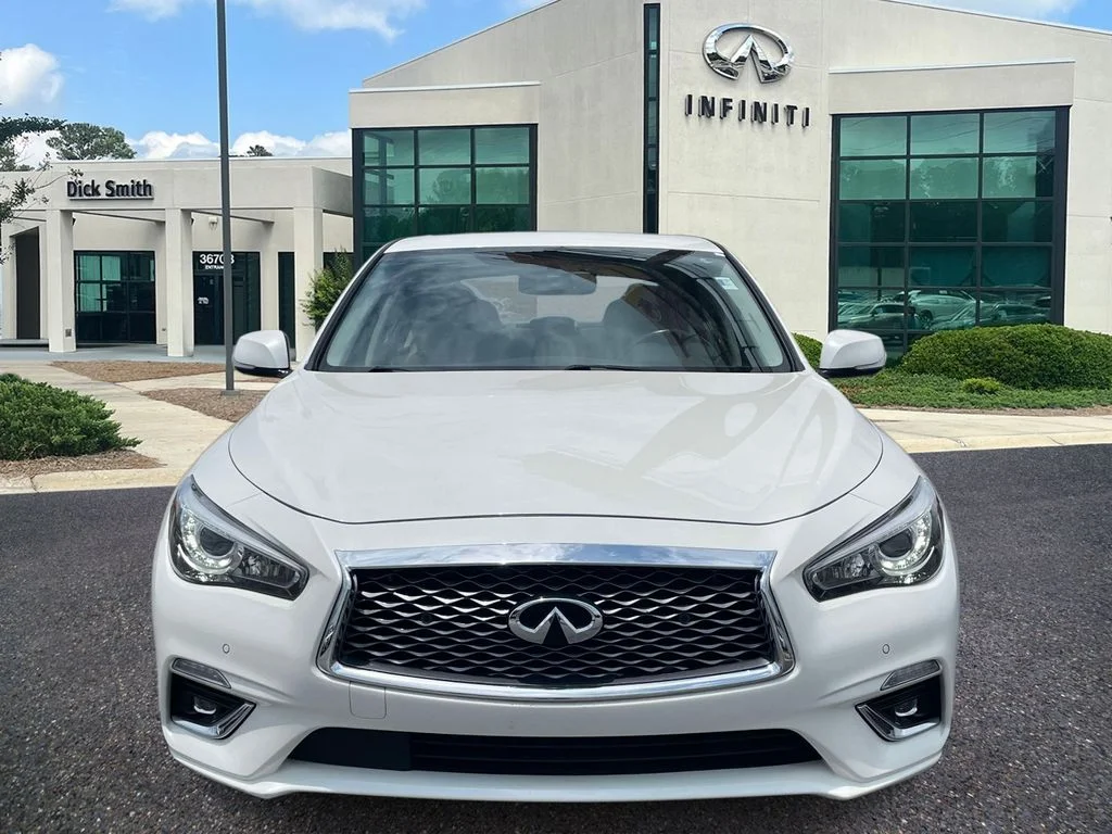 Used 2023 White INFINITI LUXE image 2