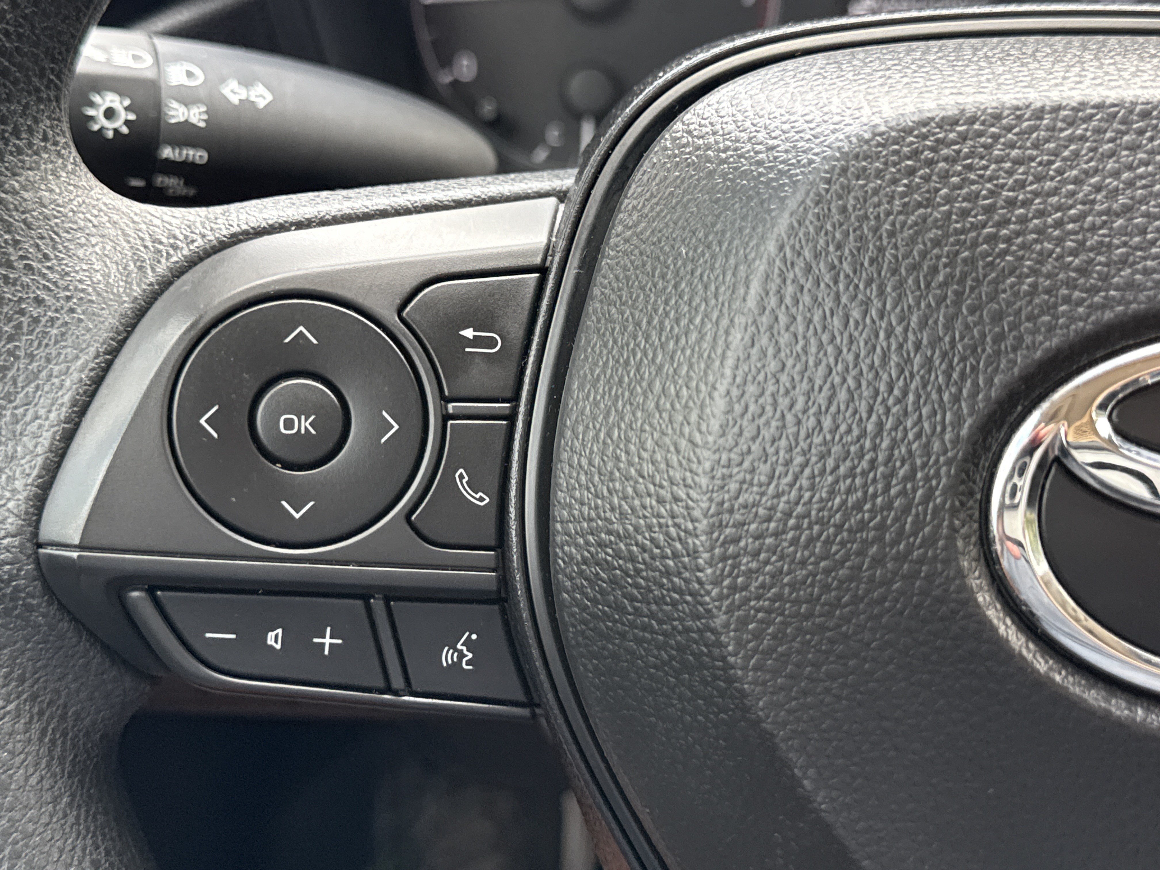 Used 2025 Ice Cap Toyota LE image 19