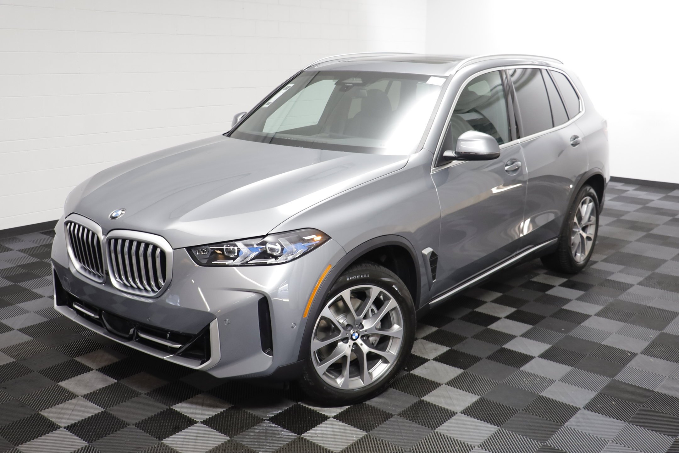 New 2026 Skyscraper Grey Metallic BMW xDrive40i image 2