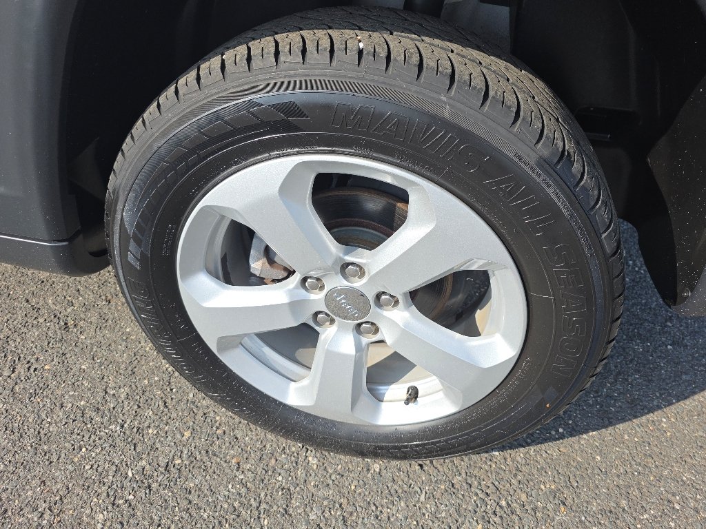 Used 2017 White Clear Coat Jeep Latitude image 6