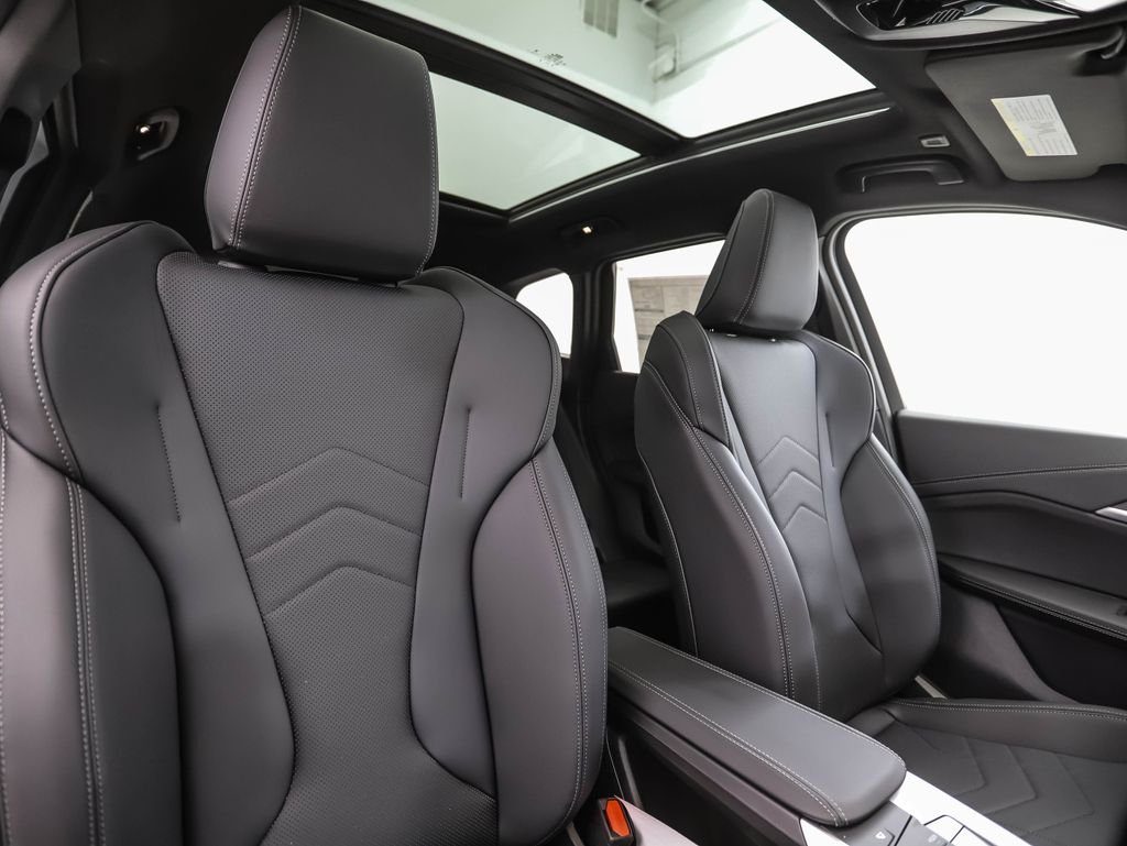New 2026 Black Sapphire Metallic BMW xDrive28i image 32