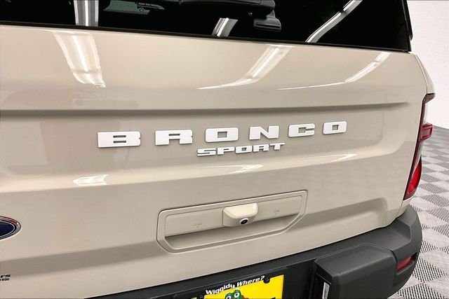 Used 2025 Desert Sand Ford Badlands image 9
