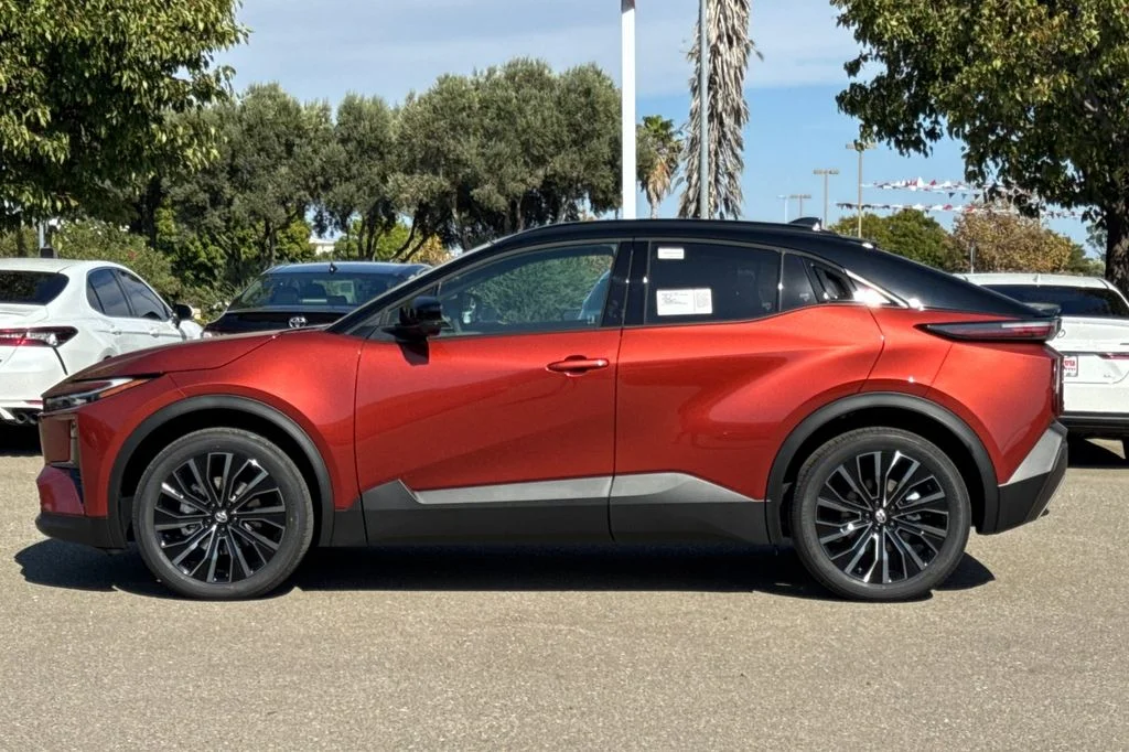 New 2026 Tandoori with Midnight Black Metallic roof <sup>1</sup> Toyota  XSE image 10