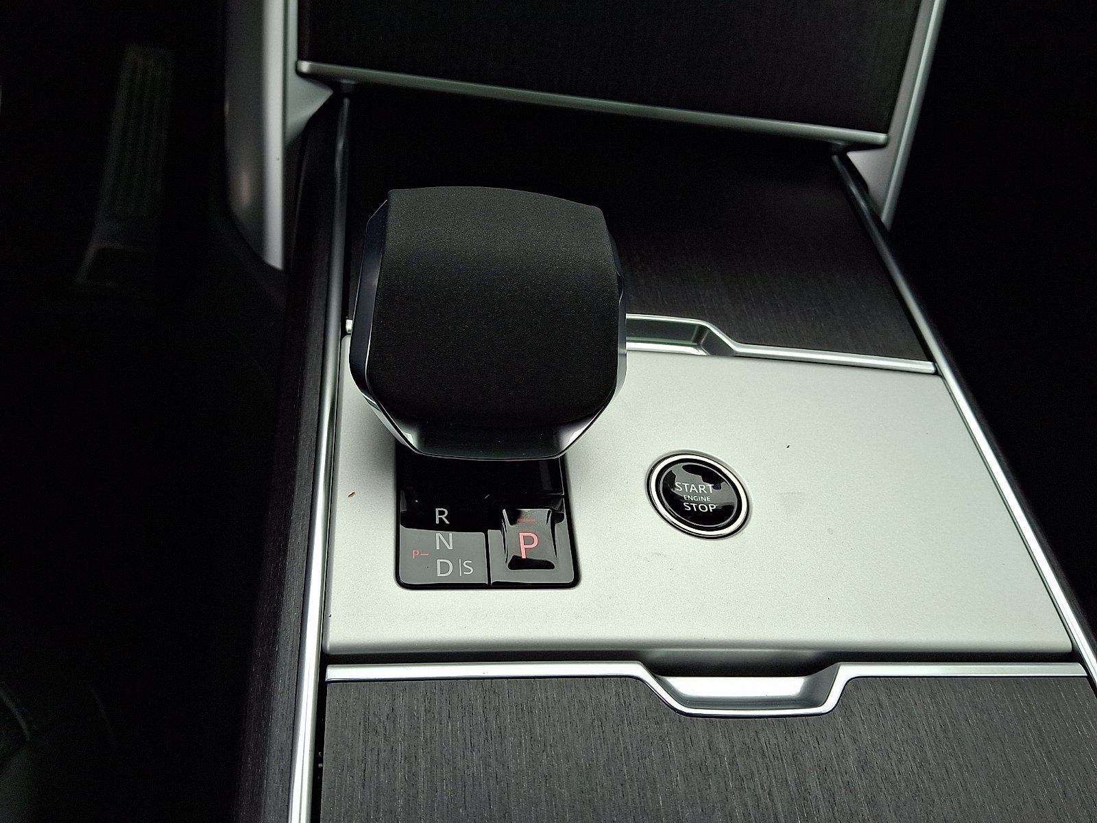 New 2026 Fuji White Land Rover P400 SE 7 Seat image 12