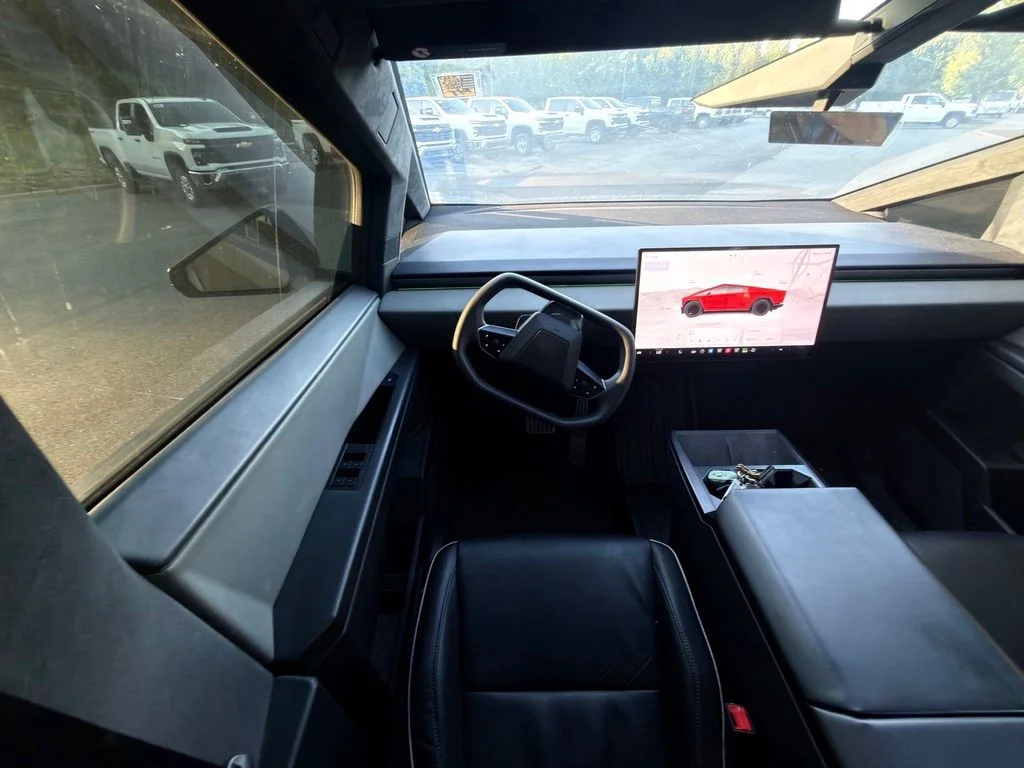 Used 2025  Tesla Base image 14
