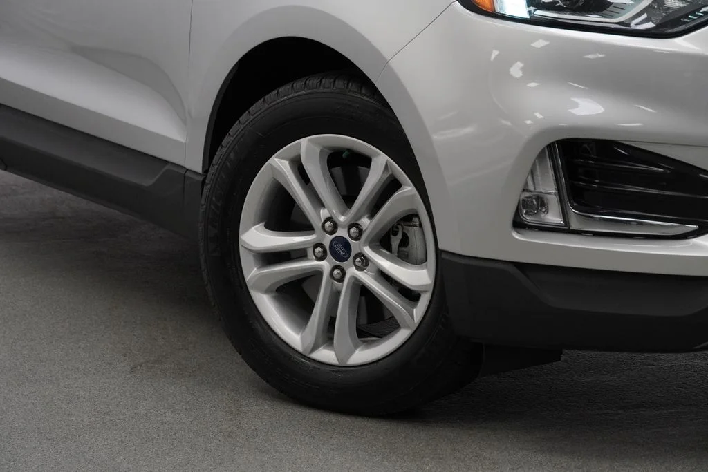 Used 2019 Silver Ford SEL image 4
