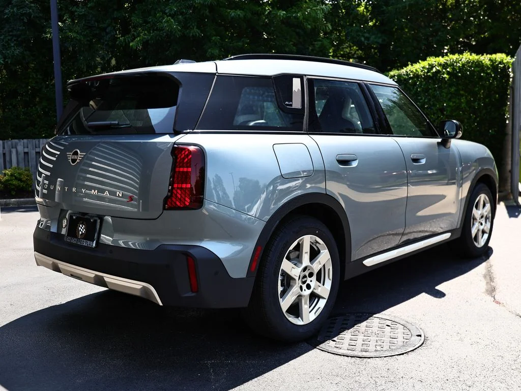 New 2027 Green Metallic MINI Signature Plus image 7