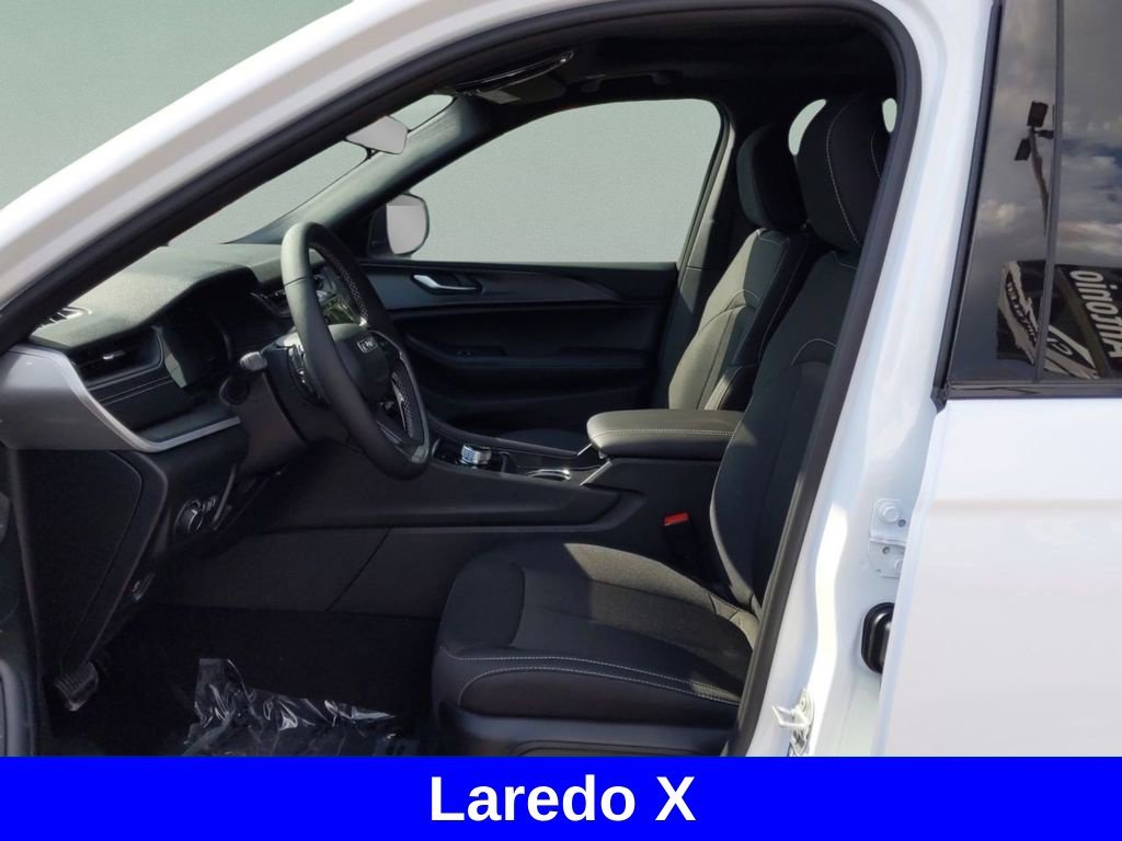 New 2025 Bright White Clear-Coat Exterior Paint Jeep Laredo image 15