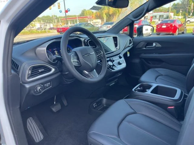 2026 Chrysler Pacifica Select - Photo 6