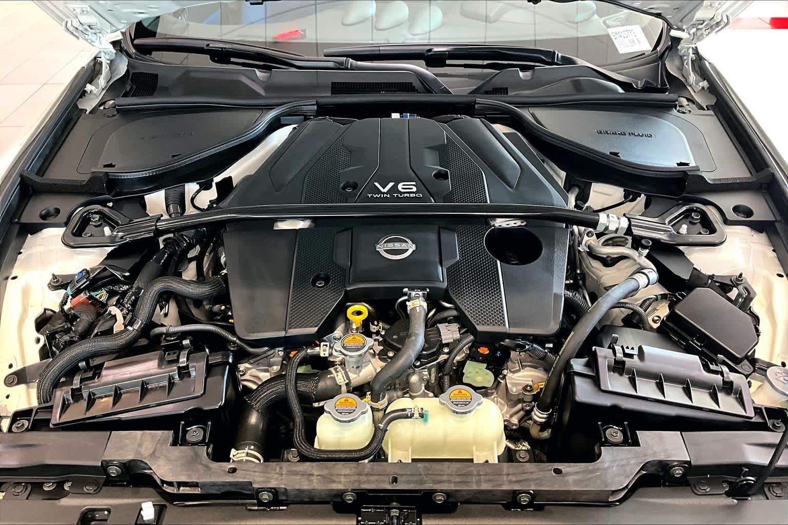 Used 2025 Pearl White Tricoat/Super Black Nissan Performance image 28