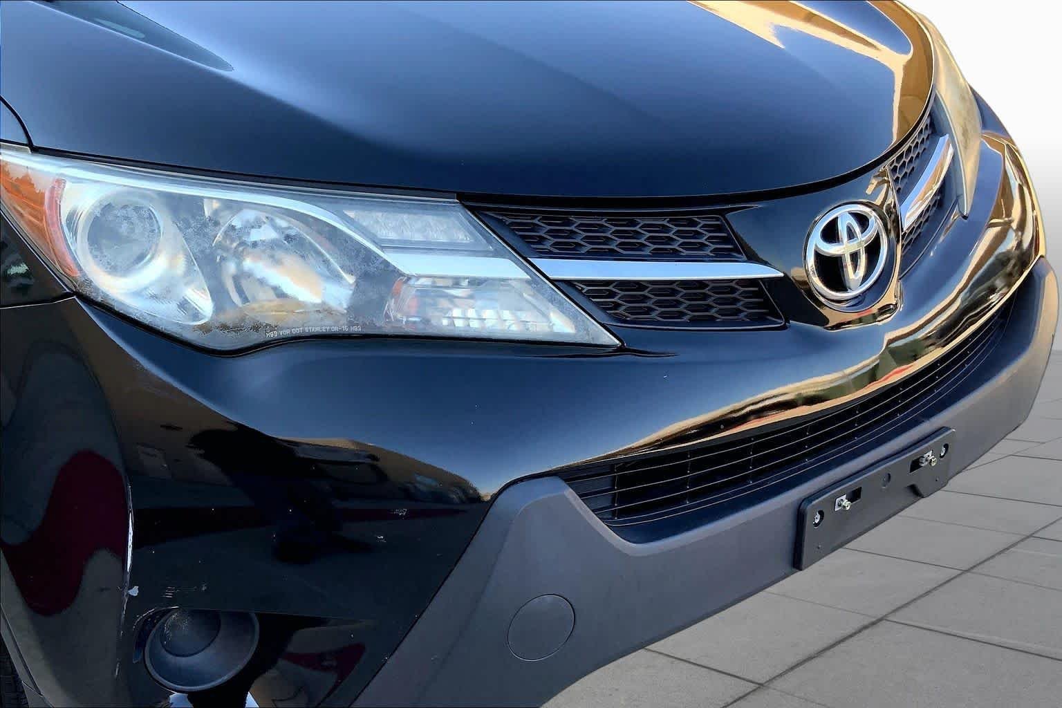 Used 2015 Black Toyota LE image 32