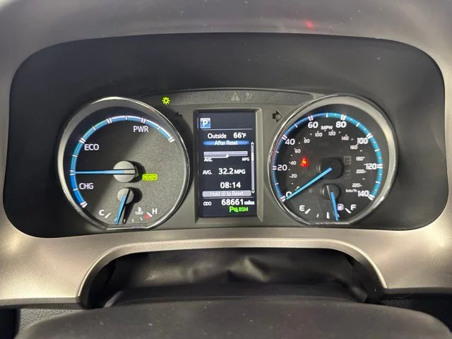 Used 2018 Super White Toyota XLE image 17