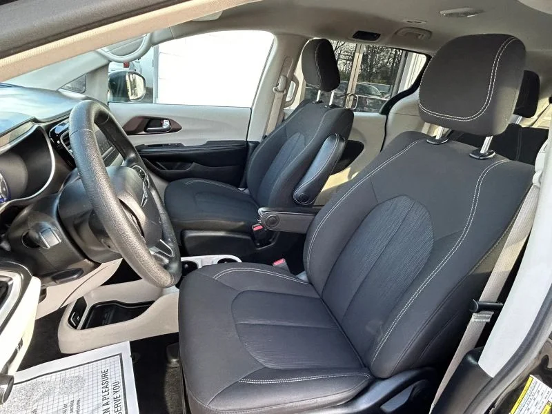 Used 2021 Black Chrysler L Minivan 4D image 38