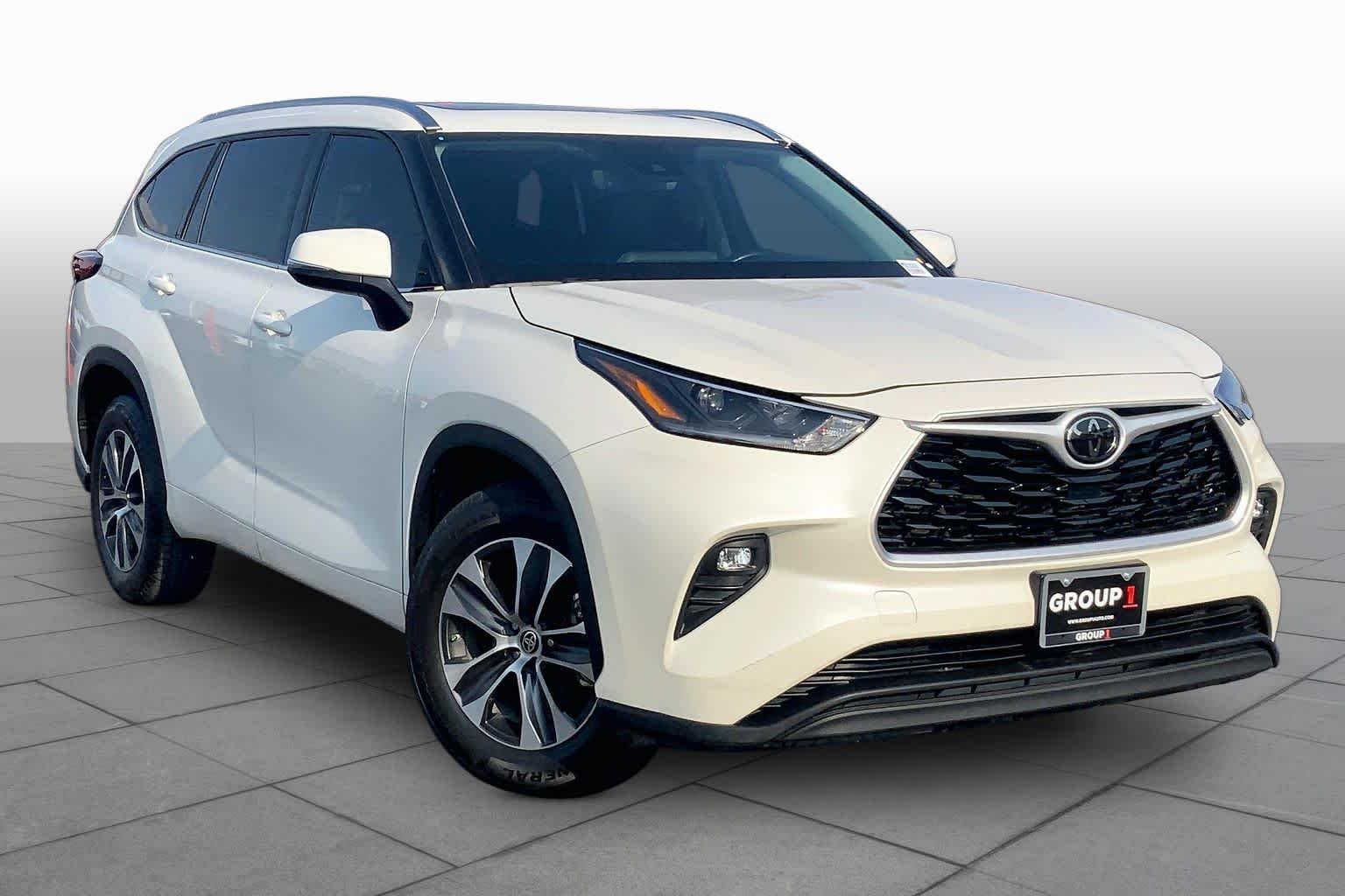 Used 2021 Blizzard Pearl Toyota XLE image 3