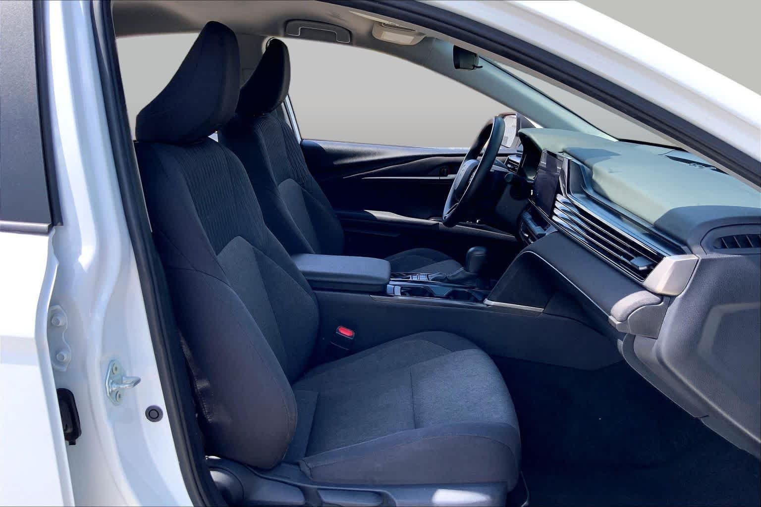 Used 2025 Ice Cap Toyota LE image 9