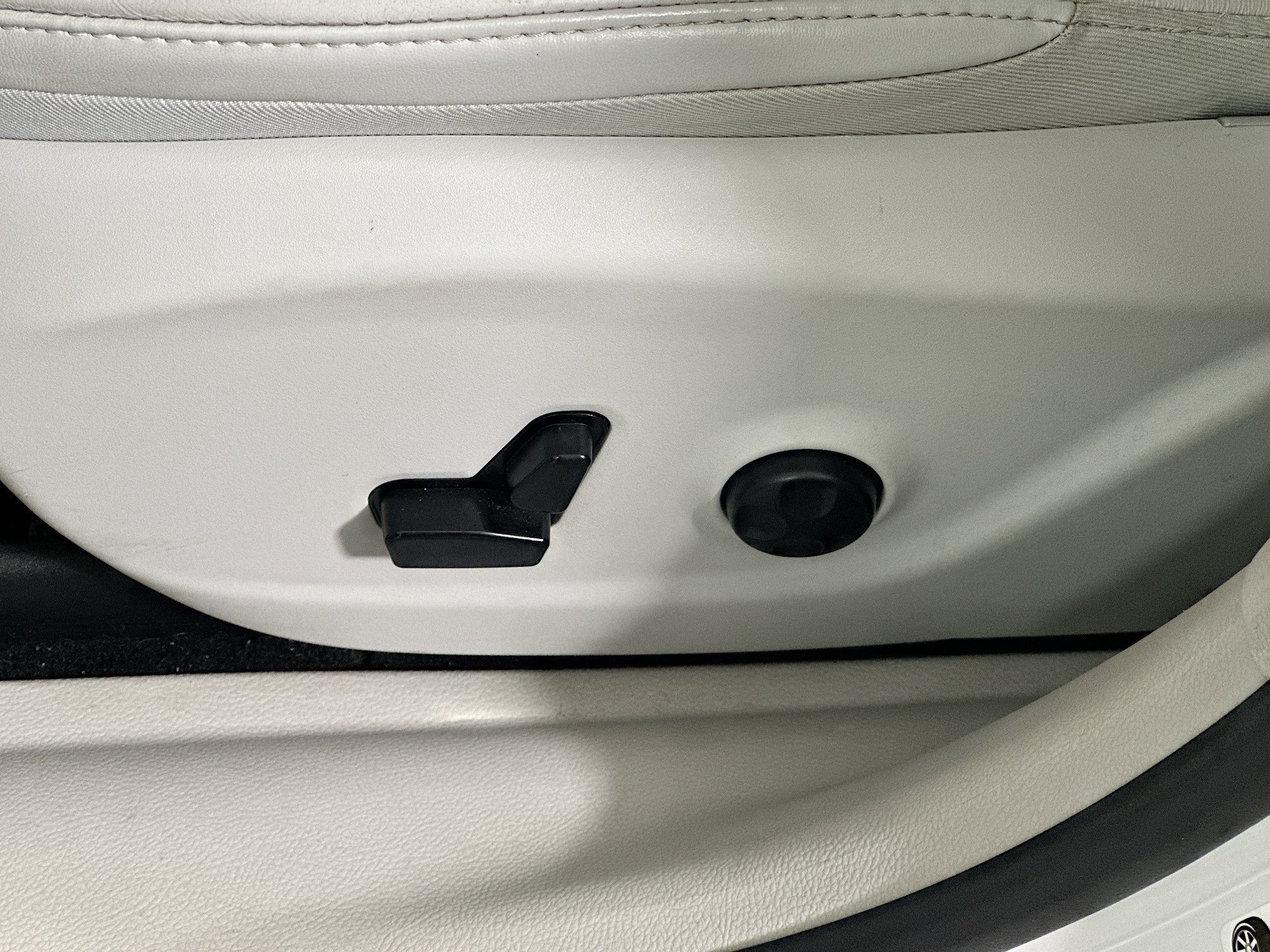 Used 2019 Bright White Clearcoat Jeep Limited image 13