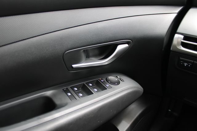 Used 2025 White Pearl Hyundai SE image 10