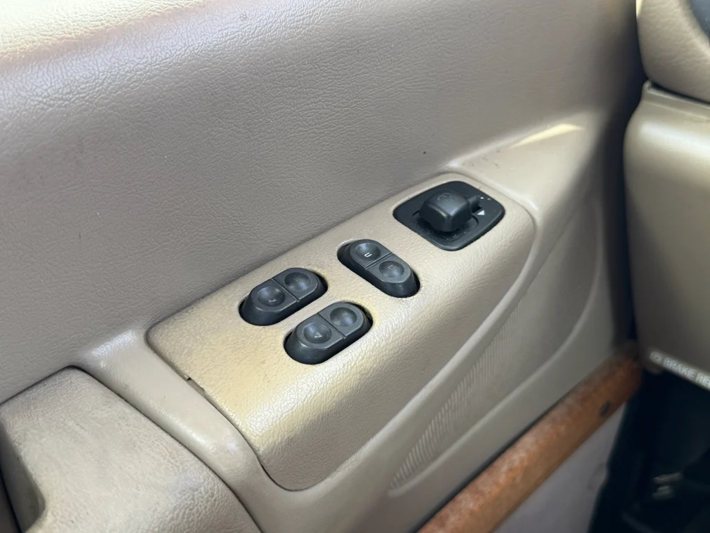 Used 2004 Oxford White Clearcoat Ford Recreational image 16