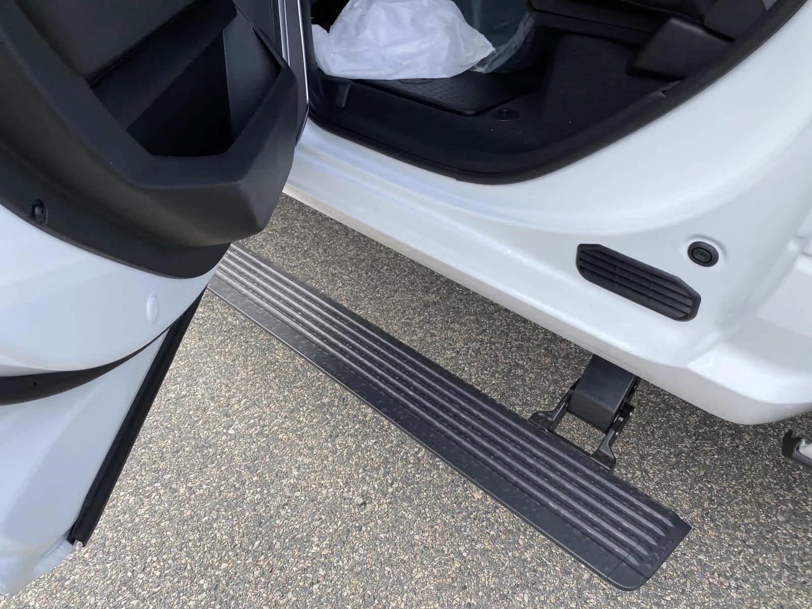 New 2026 Bright White Clear-Coat Exterior Paint RAM Laramie image 6