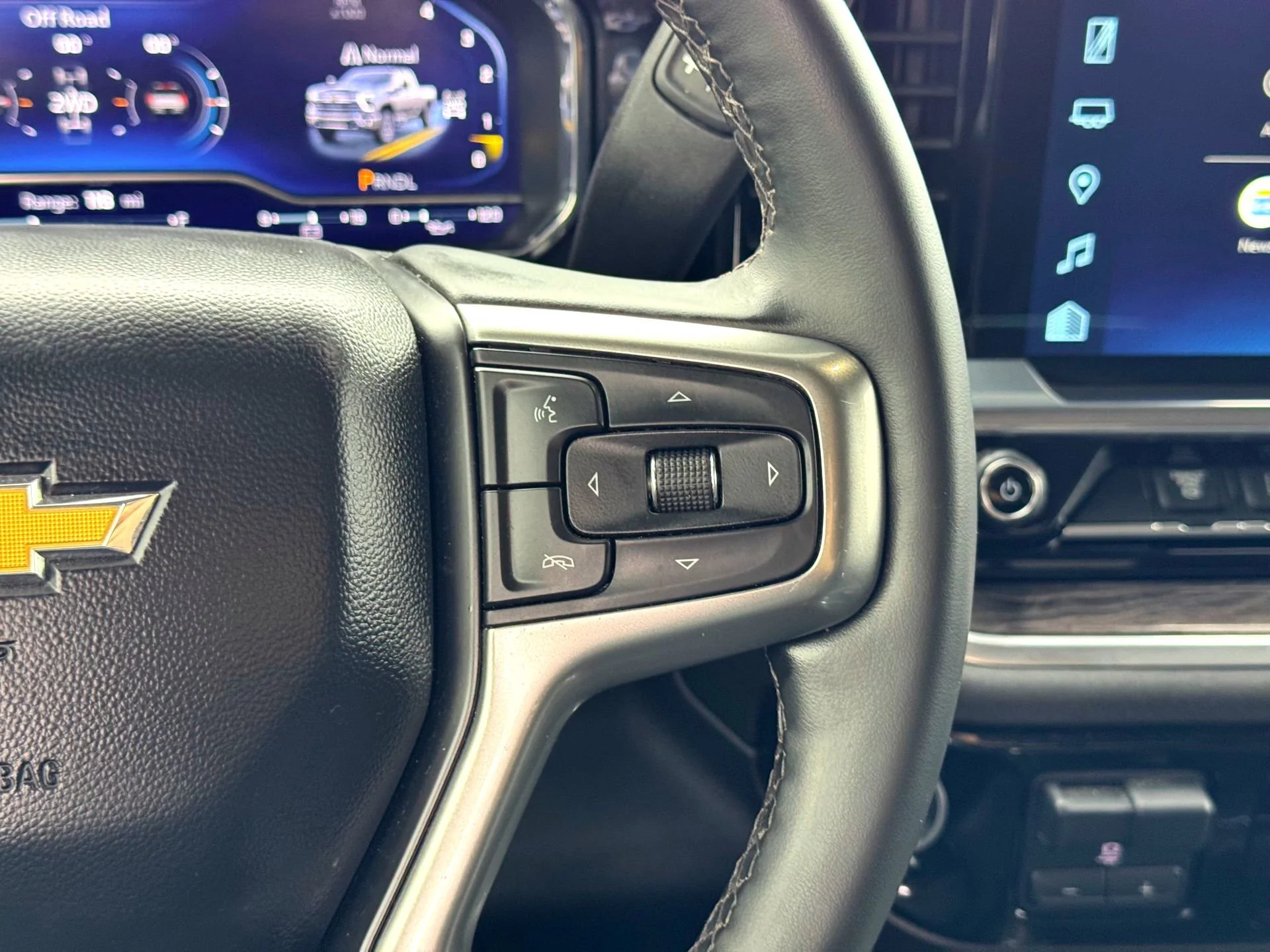 Used 2025 Summit White Chevrolet LTZ image 27