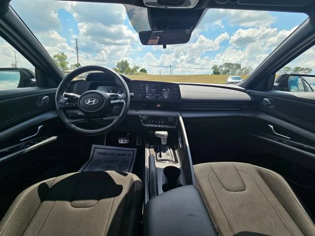 Used 2025  Hyundai SEL Sport image 12