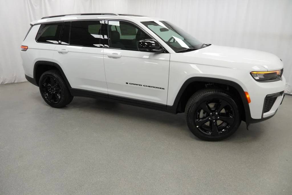 New 2026 Bright White Clear-Coat Exterior Paint Jeep Limited image 9