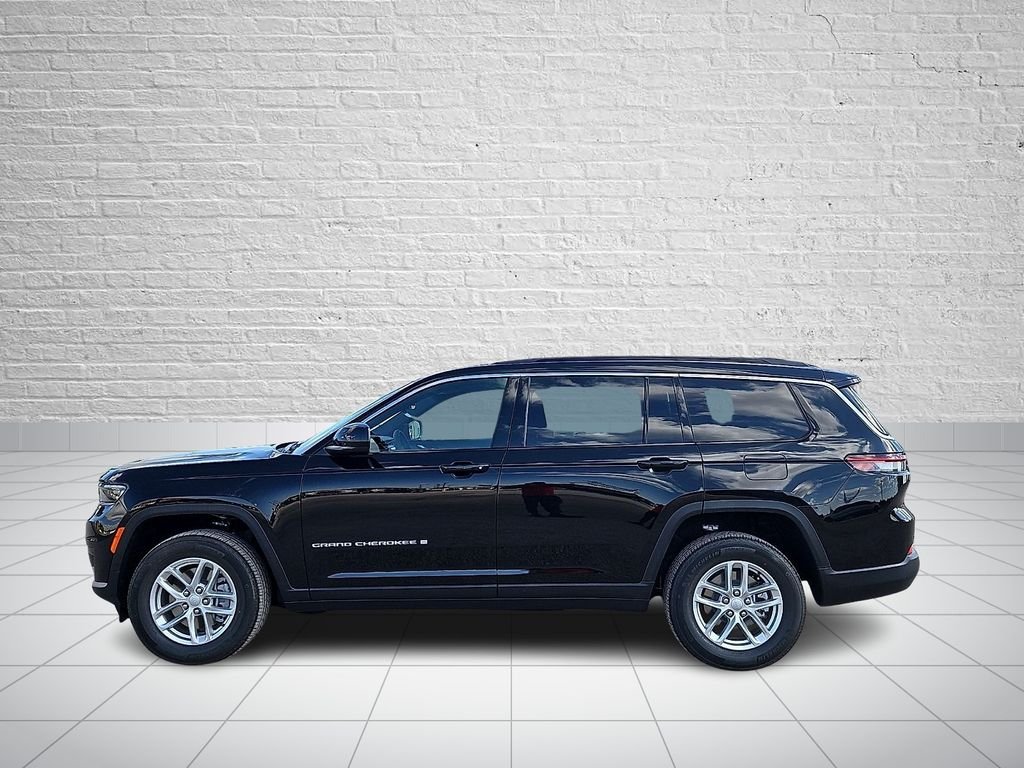 New 2026 Diamond Black Crystal Pearl-Coat Exterior Paint Jeep Laredo image 2