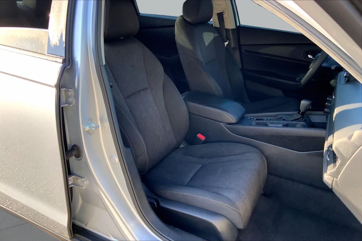 Used 2025 Solar Silver Metallic Honda SE image 9