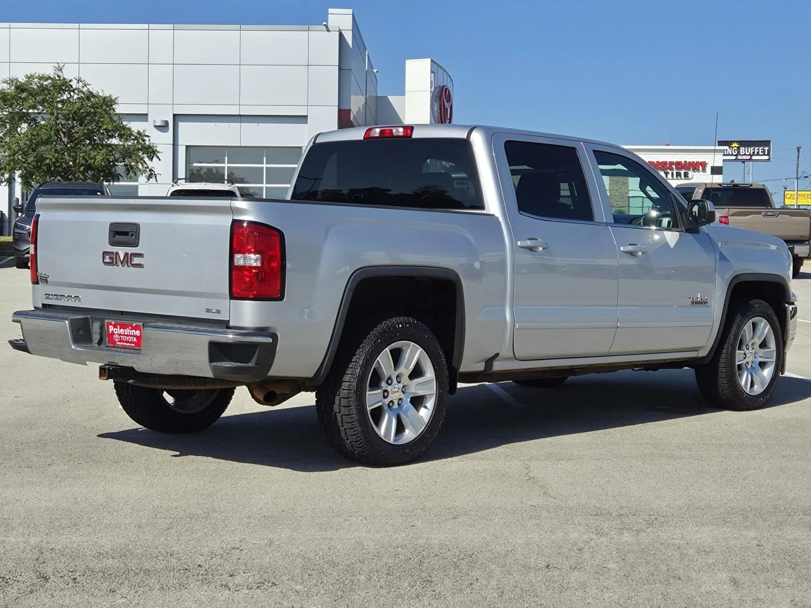 Used 2018 Quicksilver Metallic GMC 2WD Crew Cab 143.5 SLE image 4