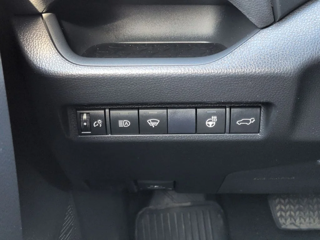 Used 2021 Red Toyota XLE Premium image 22