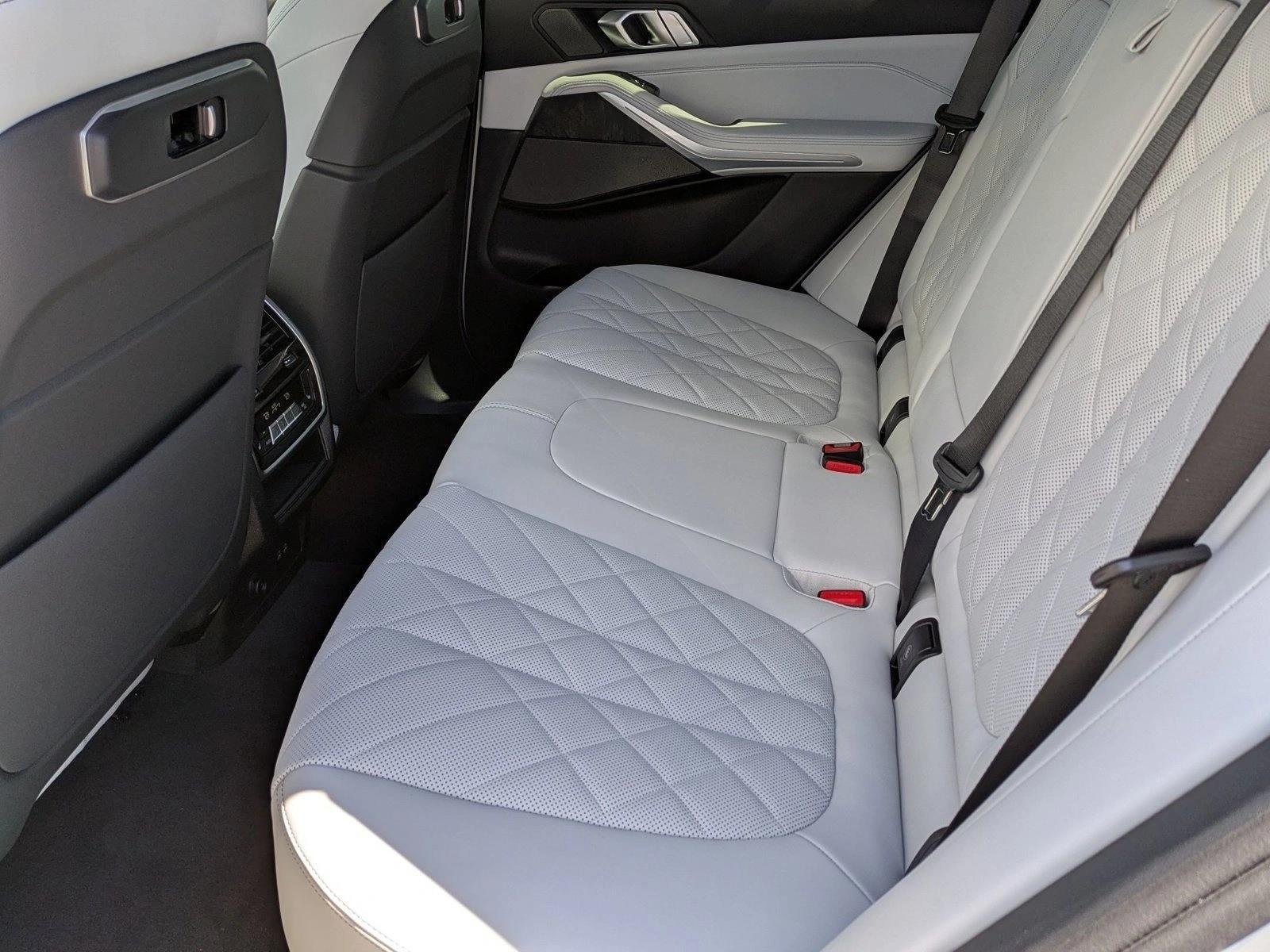 Used 2026 Mineral White Metallic BMW xDrive40i image 17
