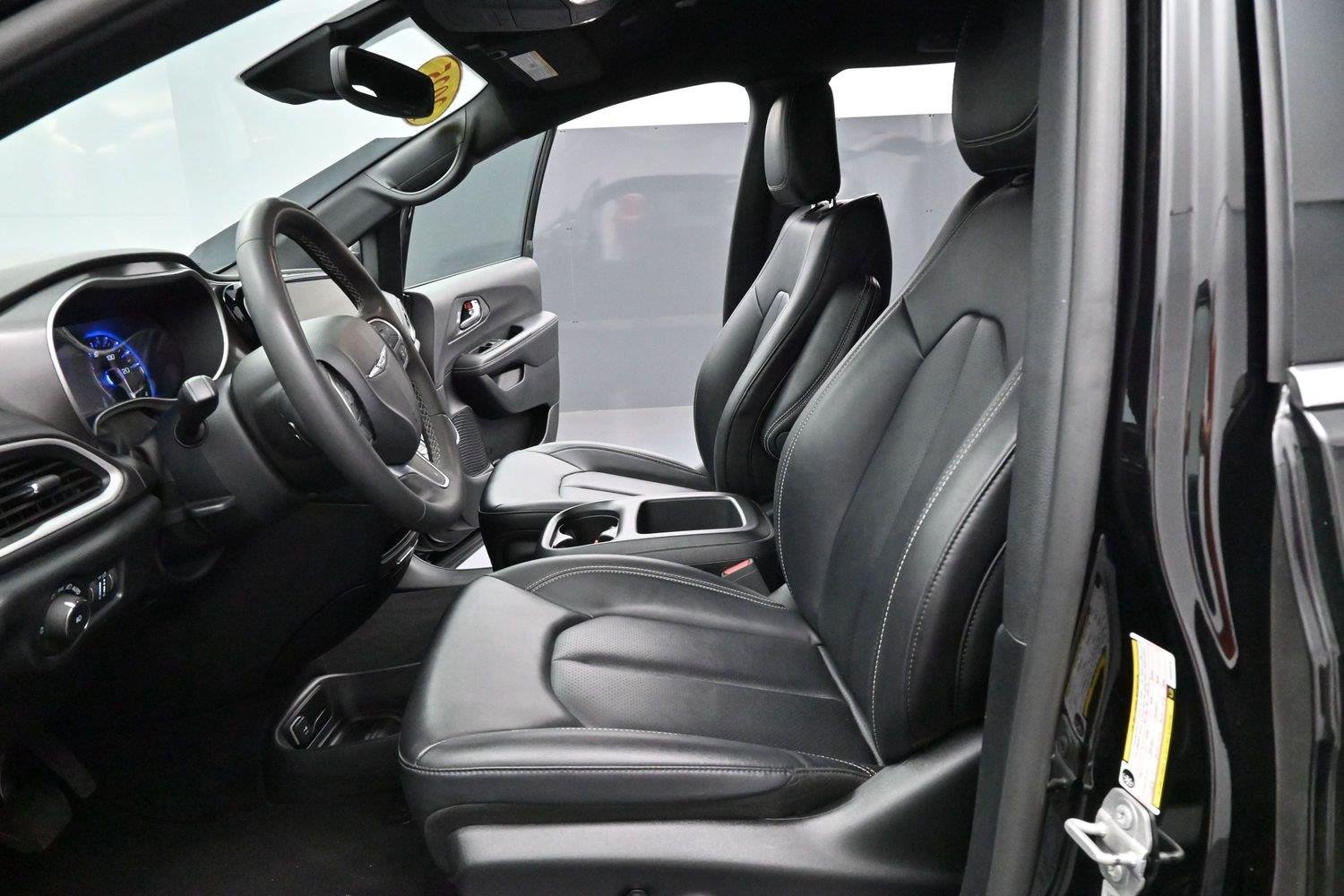 Used 2025 Diamond Black Crystal Pearlcoat Chrysler Select image 12