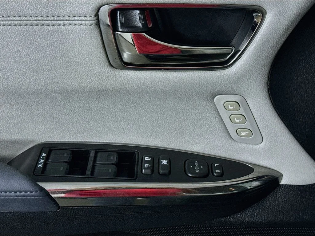 Used 2013 Red Toyota XLE Touring image 21