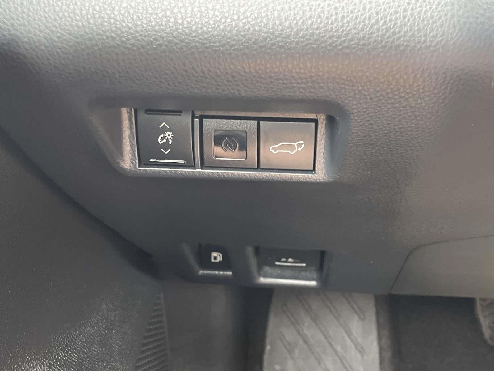 Used 2026 Wind Chill Pearl Toyota XLE Premium image 47