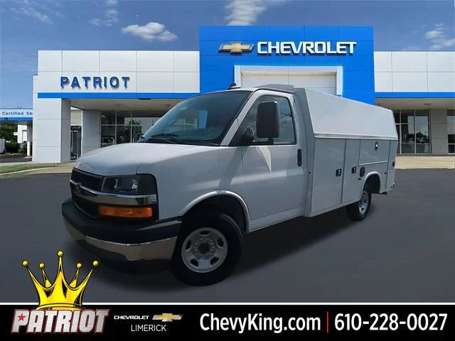 Summit White 2025 Chevrolet Express Chassis 3500 Cutaway 139 Van Rear-Wheel Drive