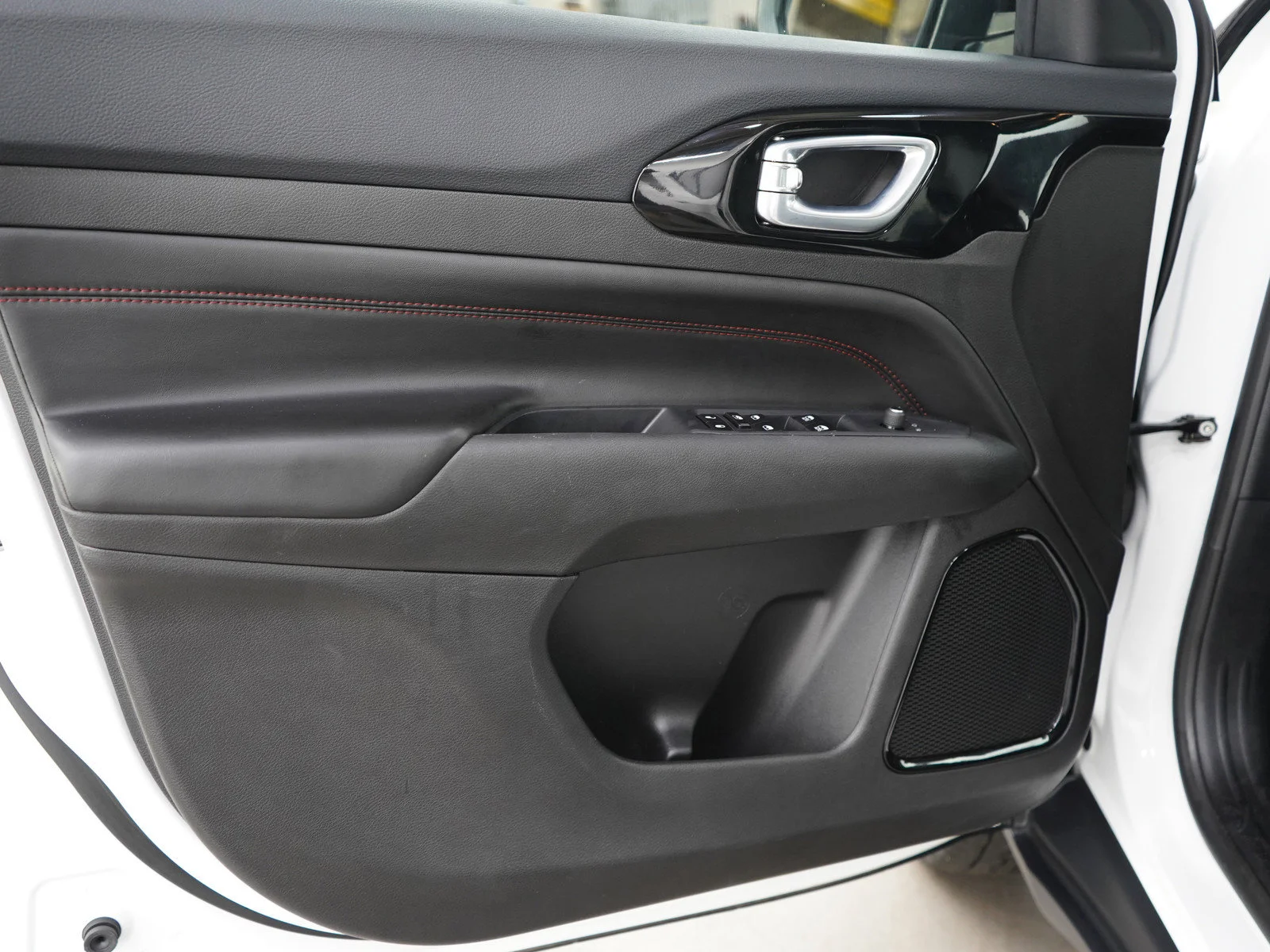 Used 2025 Bright White Clearcoat Jeep Trailhawk image 18