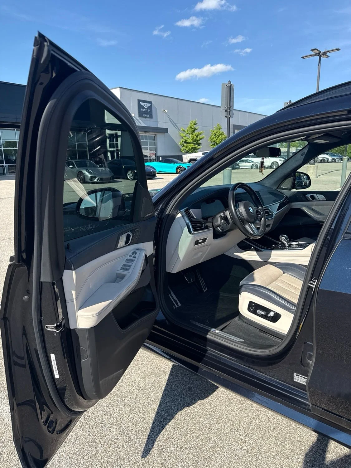 Used 2019 Black BMW xDrive40i image 1