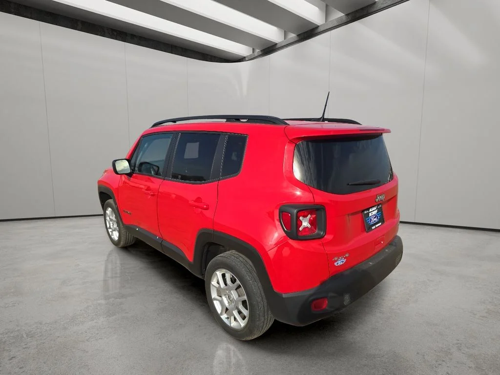 Used 2022  Jeep Latitude image 3