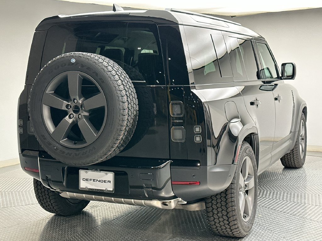 New 2026 Santorini Black Metallic Land Rover S image 3
