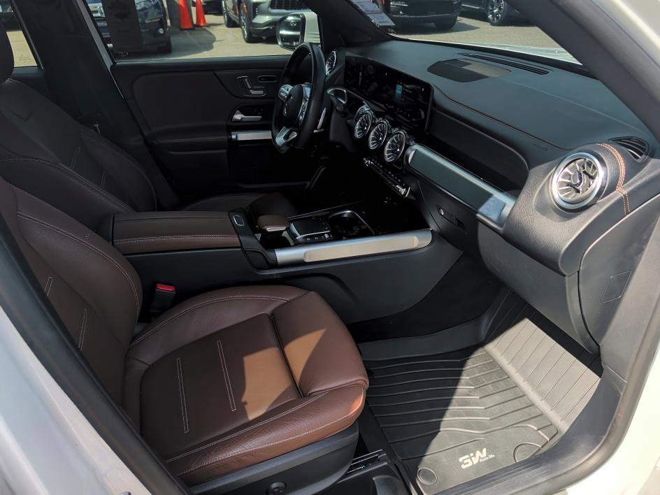 Used 2022 Digital White Metallic Mercedes-Benz GLB 250 image 12