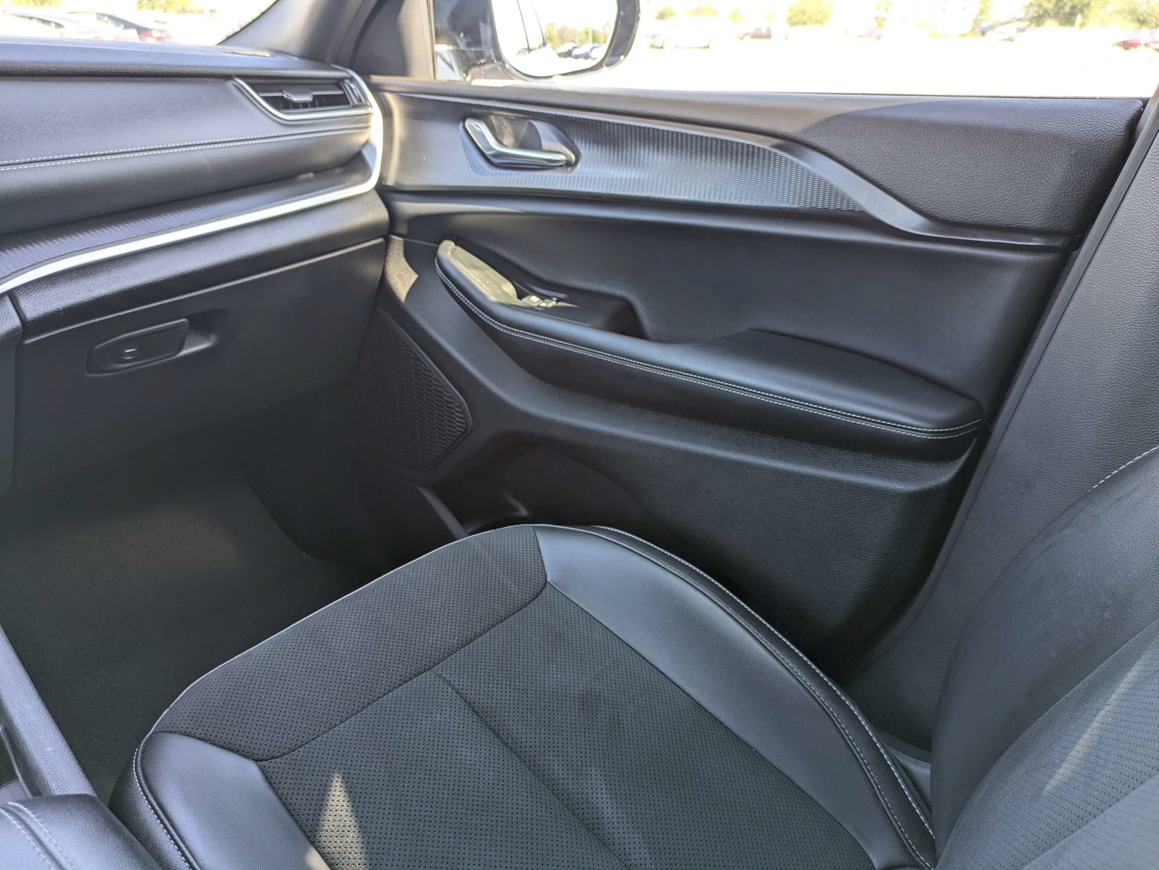 Used 2025 Silver Zynith Jeep Altitude image 19