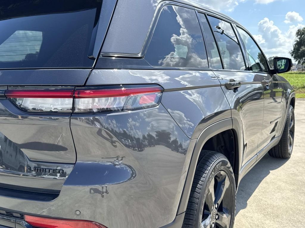 New 2025 Baltic Gray Metallic Clear-Coat Exterior Paint Jeep Limited image 15