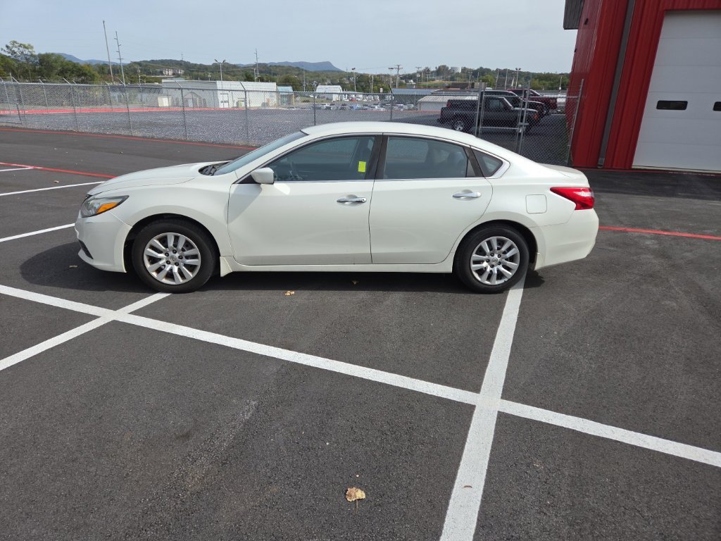 Used 2017 White Nissan 2.5 S image 4