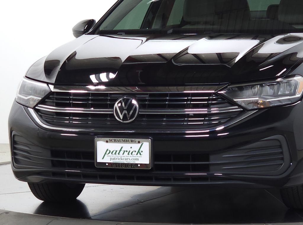 Used 2023 Deep Black Pearl Volkswagen 1.5T SE image 3