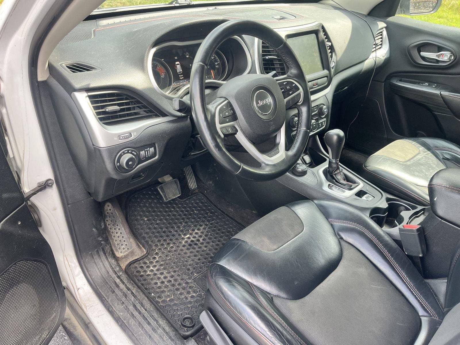 Used 2016 Bright White Clearcoat Jeep Trailhawk image 10