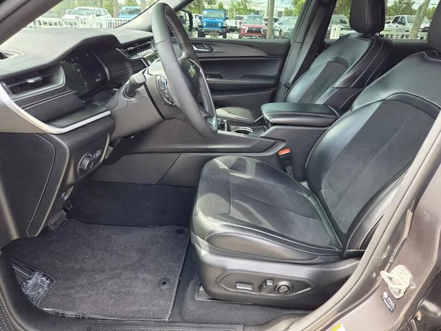 Used 2024 Gray Jeep Altitude image 3