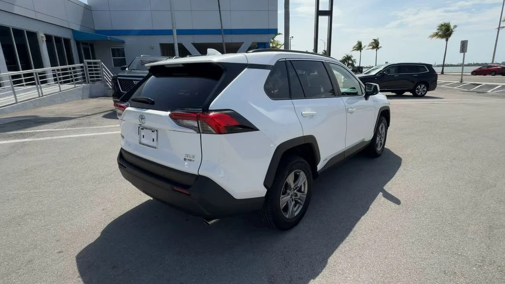 Used 2025 White Toyota XLE image 8